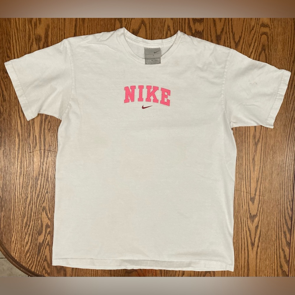 ✨🎀✨Nike White T-Shirt with Pink Logo